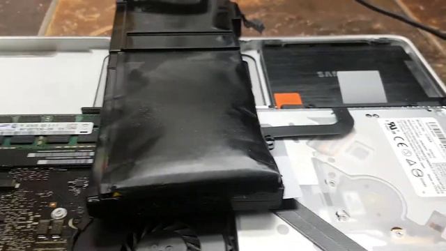 Macbook Pro with Swollen Battery - is this because of a SSD upgrade? смотреть онлайн