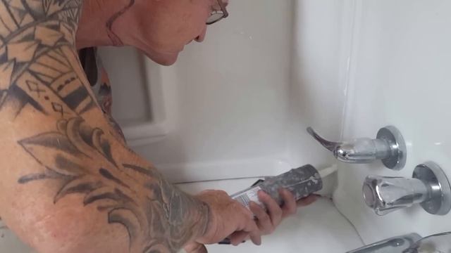 Сергей в ванне, сижу на толчке, ролик делаю...о силиконе! смотреть онлайн