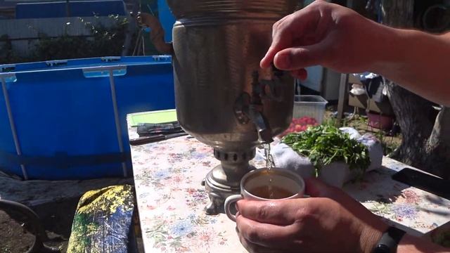 Советский Угольный САМОВАР на брикетах Weber. Готовим роллы из лаваша с колбасками на гриле смотреть онлайн