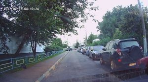 Чурбаньё даже и не думает смотреть по сторонам, когда по дворам летает.