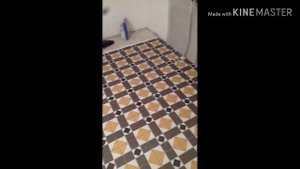 Укладка мозаики на пол.