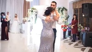 Трогательный танец мамы и жениха   Утконосовка 7 января 2021г