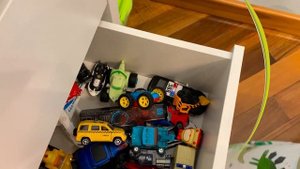 Очень много машинок - машинки везде - заполонили весь дом