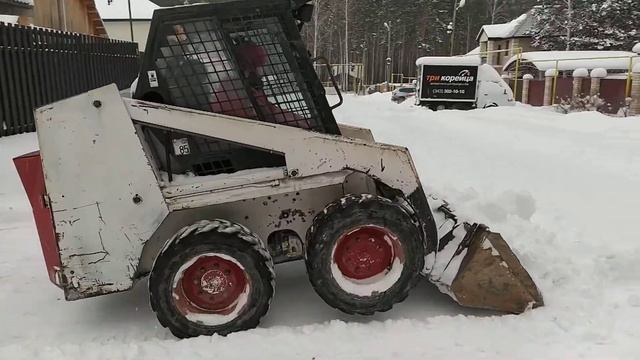 чистим снег обычным ковшом bobcat 743 с мотором от жигулей. Snow and bobcat loader 743 1989. смотреть онлайн