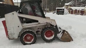 чистим снег обычным ковшом bobcat 743 с мотором от жигулей. Snow and bobcat loader 743 1989.