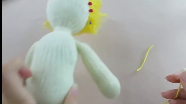 ஐКак сделать кукле волосы. Мастер-класс как сделать волосы вязаной кукле. Часть 1 ஐ смотреть онлайн