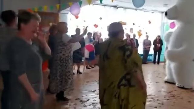 Выезд в с.Батаевка в школу на День учителя . Поздравление от танцующего Белого Медведя #сднемучител