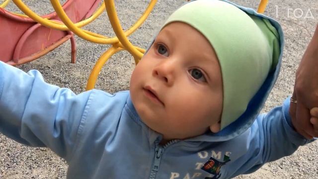 Как мальчик Ян гуляет в 1 годик с мамой и папой. Yan walks at 1 year old with his mother and father смотреть онлайн