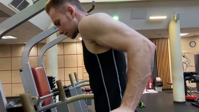 Отжимания на брусьях на трицепс