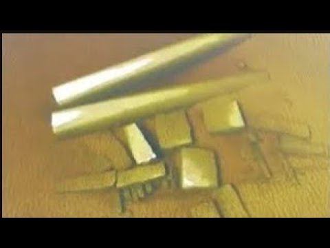 Каменные колоны на каменном берегу