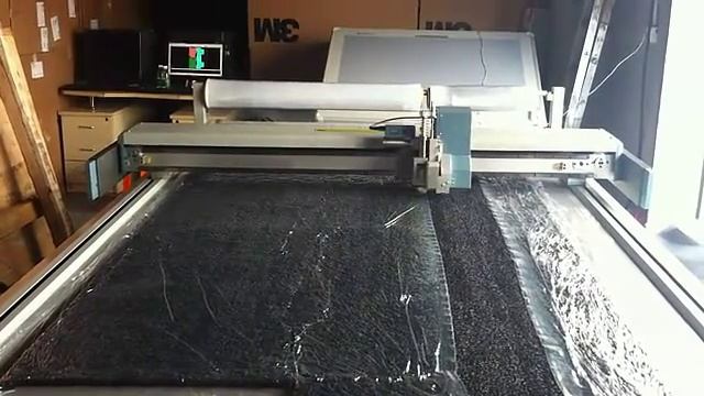 Планшетный режущий плоттер в процессе резки вспененной резины смотреть онлайн