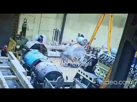 На волосок от смертельной опасности. Многотонная махина упала прямо на рабочих завода в Коломне.