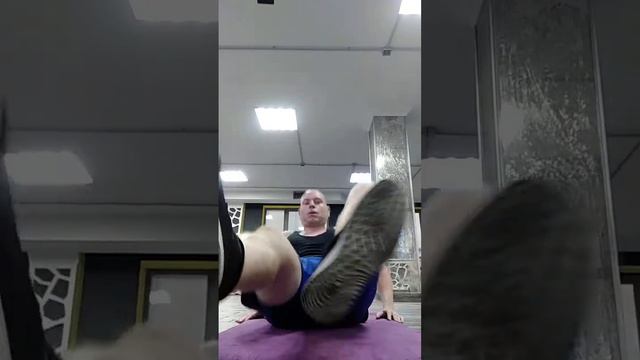 Пресс. Уголок. Поочередное выпрямление ног из уголка. Подъем таза вверх. Фитнес. Мышцы кора и пресс смотреть онлайн