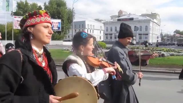 Украинские наигрыши (полька "Моторна", Волынь) на проспекте Ленина в Томске смотреть онлайн
