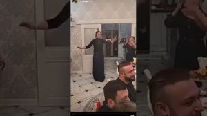 Цыганки танцуют на гулянке ?????