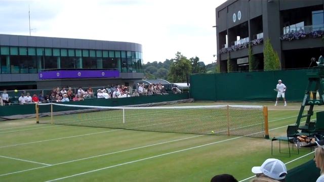 Robin Soderling Practicing (Great Angle) - Wimbledon 2010 смотреть онлайн
