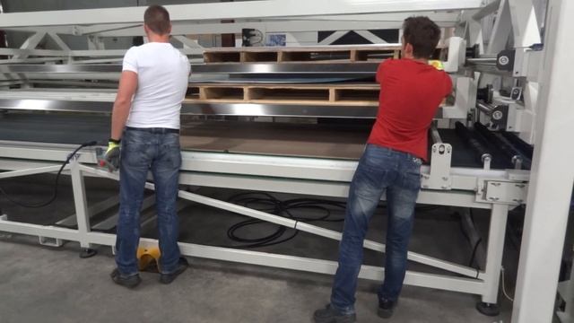 Линия для склеивания сэндвич-панелей с использованием ПУР клея-расплава смотреть онлайн