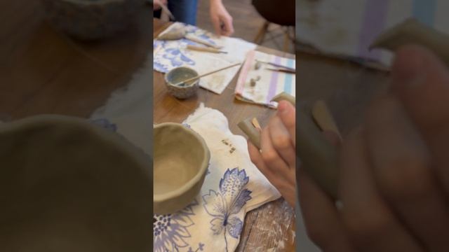 Крепим ручку для кружки из глины, часть1 смотреть онлайн