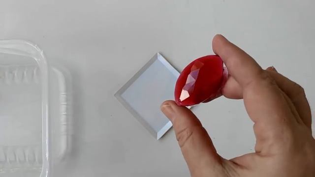Рубиновый кулон из эпоксидной смолы.