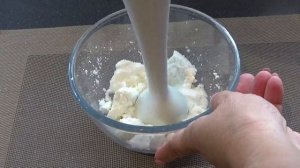 Творожный крем с клубничным киселем.