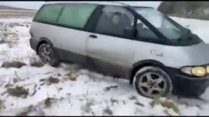 Toyota Люсида в заснеженном поле.Работа полного привода.