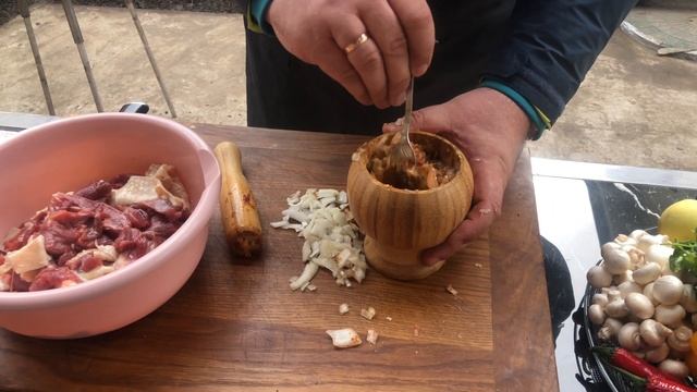 Зашкварчало мясо Индейки с овощами на сковороде Сибирский Садж