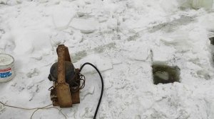 Компрессор из холодильника для аэрацыи пруда.Как зделать аэратор из двигателя от холодильника.