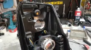 Cadillac Escalade. Восстановление оптики. Замена линз на биксеноновые Hella 3R Ultimate.