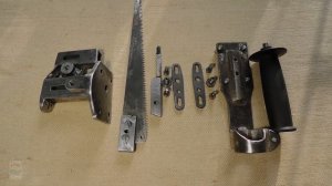 Лобзик пилит брёвна .Приспособление под ножовку из металлолома.