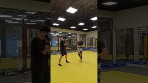 Опасная техника с левым встречным оверхендом. Только для бойцов с хорошим таймингом.