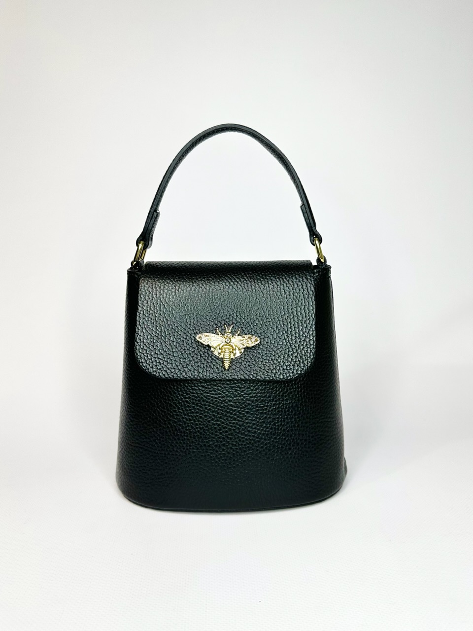 Небольшая черная кожаная женская сумочка с верхней короткой ручкой и ремешком кросс боди