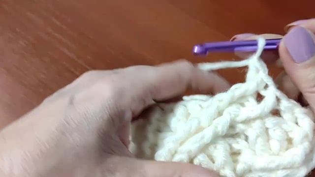 ТЕПЛАЯ ШАПКА, узор ,,КОСЫ,, крючком. Теплая шапочка для начинающих. смотреть онлайн