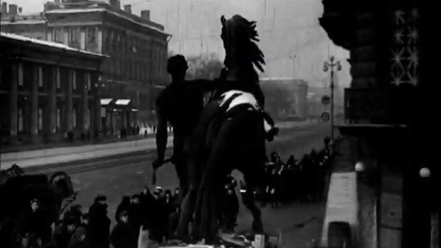 Ленинград, октябрь 1941. Снятие коней Клодта с Аничкова моста.