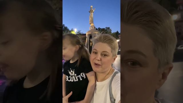 Гуляем с Алисой по улице Красной, г. Краснодар. смотреть онлайн