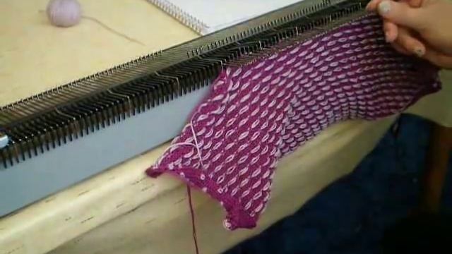 Как вязать шарф-манишку на вязальной машине смотреть онлайн