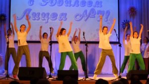 Танцевальный батл между родителями и детьми на юбилее 7 лицея