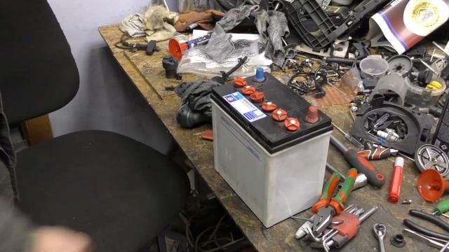 Сухозаряженный аккумулятор. Правильная заливка электролита смотреть онлайн