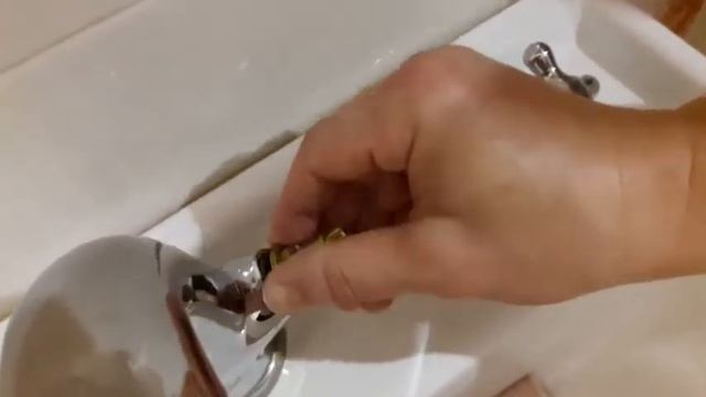 Меняем кран буксу в потёкшем кране