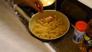 Готовим вместе: Гнезда из макарон с фаршем под соусом