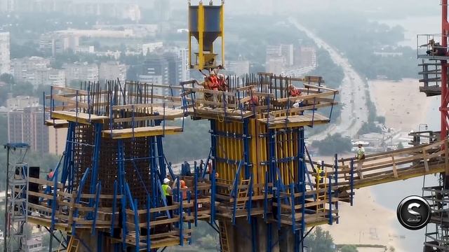 Запорожский Мост сегодня. Бетонирование пилона вантового моста Крупный план. Работы на Сооружении 1