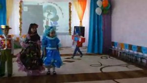 Показ моды из бросового материала