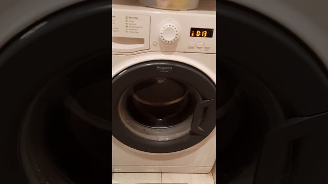 Стиральная машина Hotpoint Aniston VMSF 6013B сильно стучит при отжиме