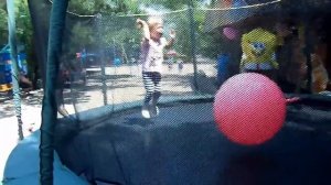 Прыгаю на батуте с большим розовым мячиком