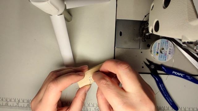 Делаем мини крючки для кукольной одежды. мастер класс. Все легко и просто)