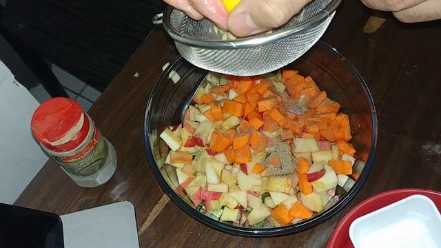 MIXED FRESH FRUITS AND VEGETABLES SALAD