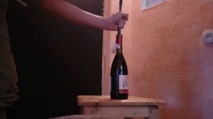 Как открыть бутылку вина без штопора