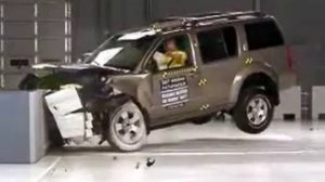 Crash Test 2005 - 2010 Nissan Pathfinder (Frontal Offset) IIHS