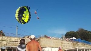 Водный парашют на Черном море зацепился за электропровода и покалечил туристов