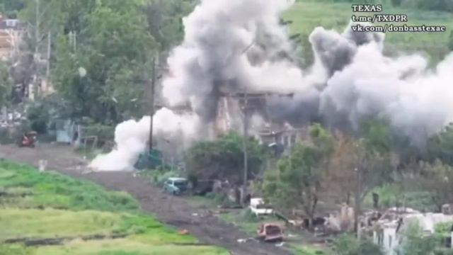В Богдановке на Артёмовском направлении в один из домов, где прятались украинские военные.