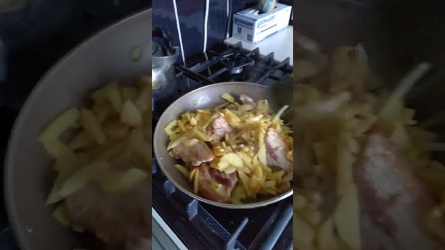 картошка жареная со свининой.